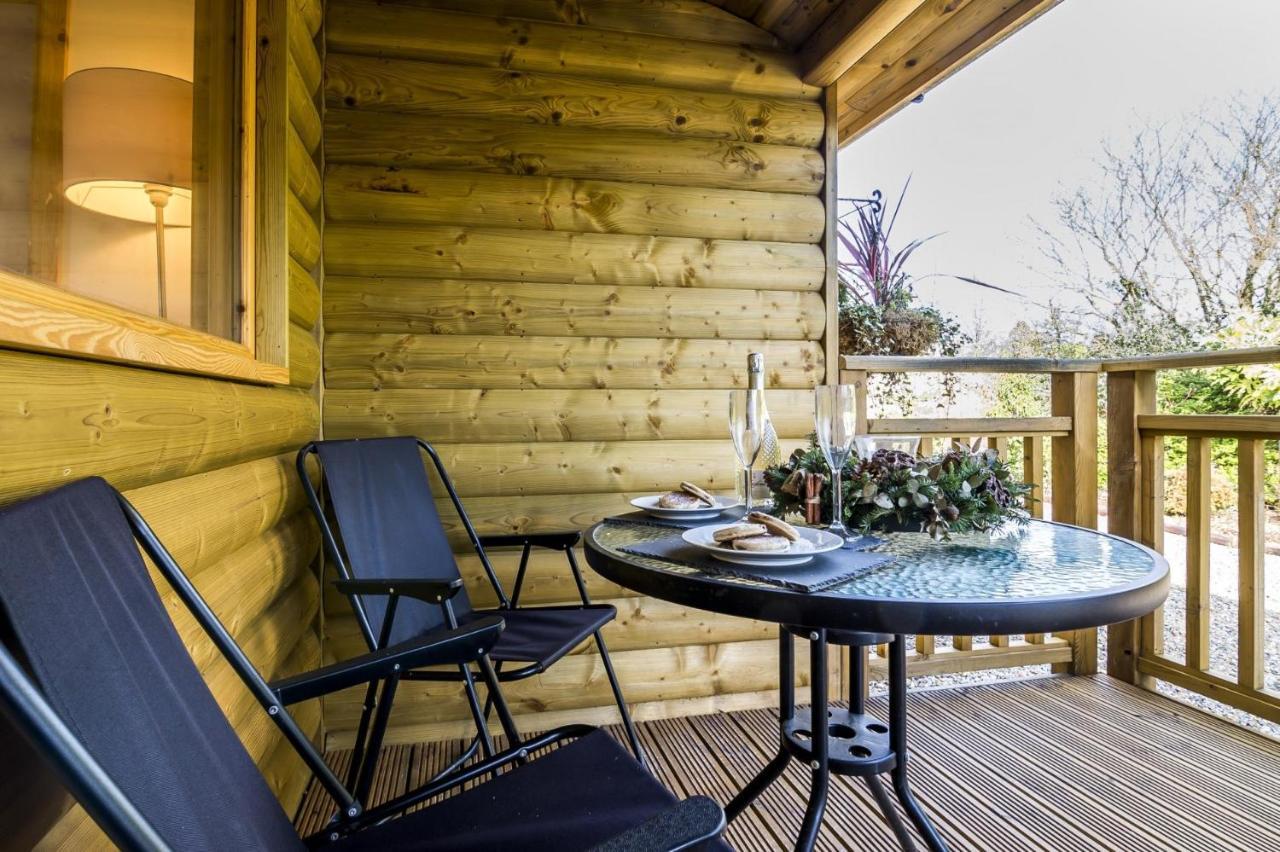 Fern Lodge - 2 Bedroom Log Cabin - Saint Florence - Tenby Extérieur photo